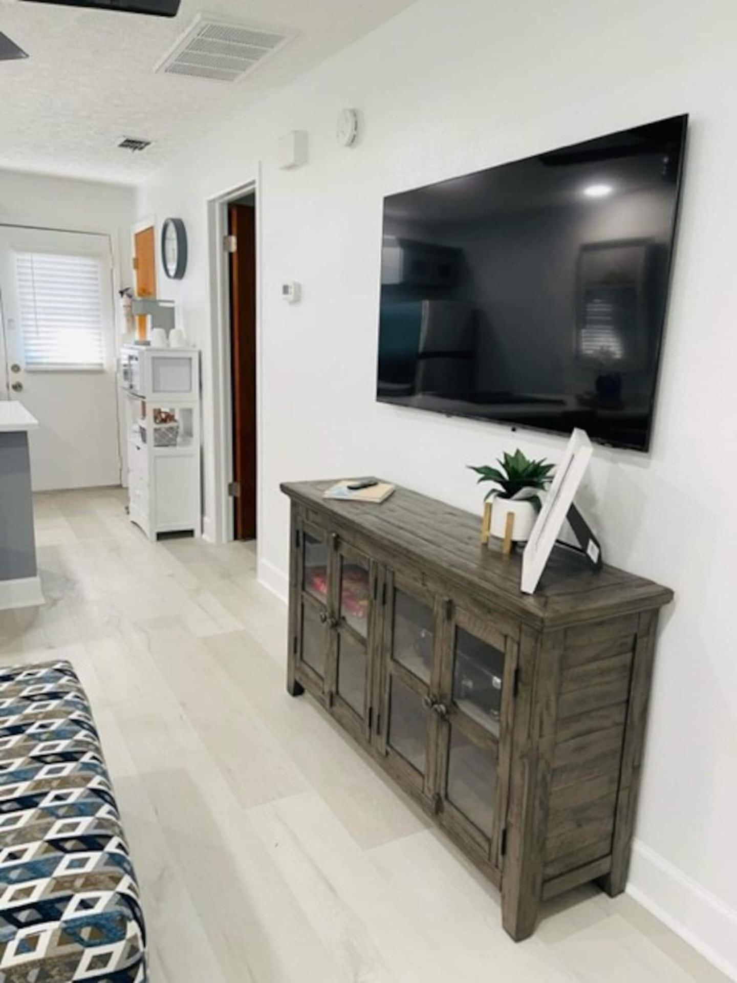 Walk Everywhere! 1-Bedroom Gem In Downtown Hub Нью-Порт-Річі Екстер'єр фото