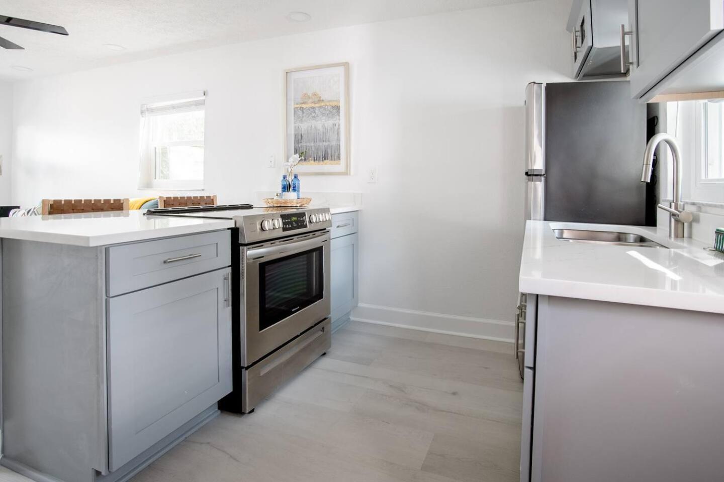 Walk Everywhere! 1-Bedroom Gem In Downtown Hub Нью-Порт-Річі Екстер'єр фото