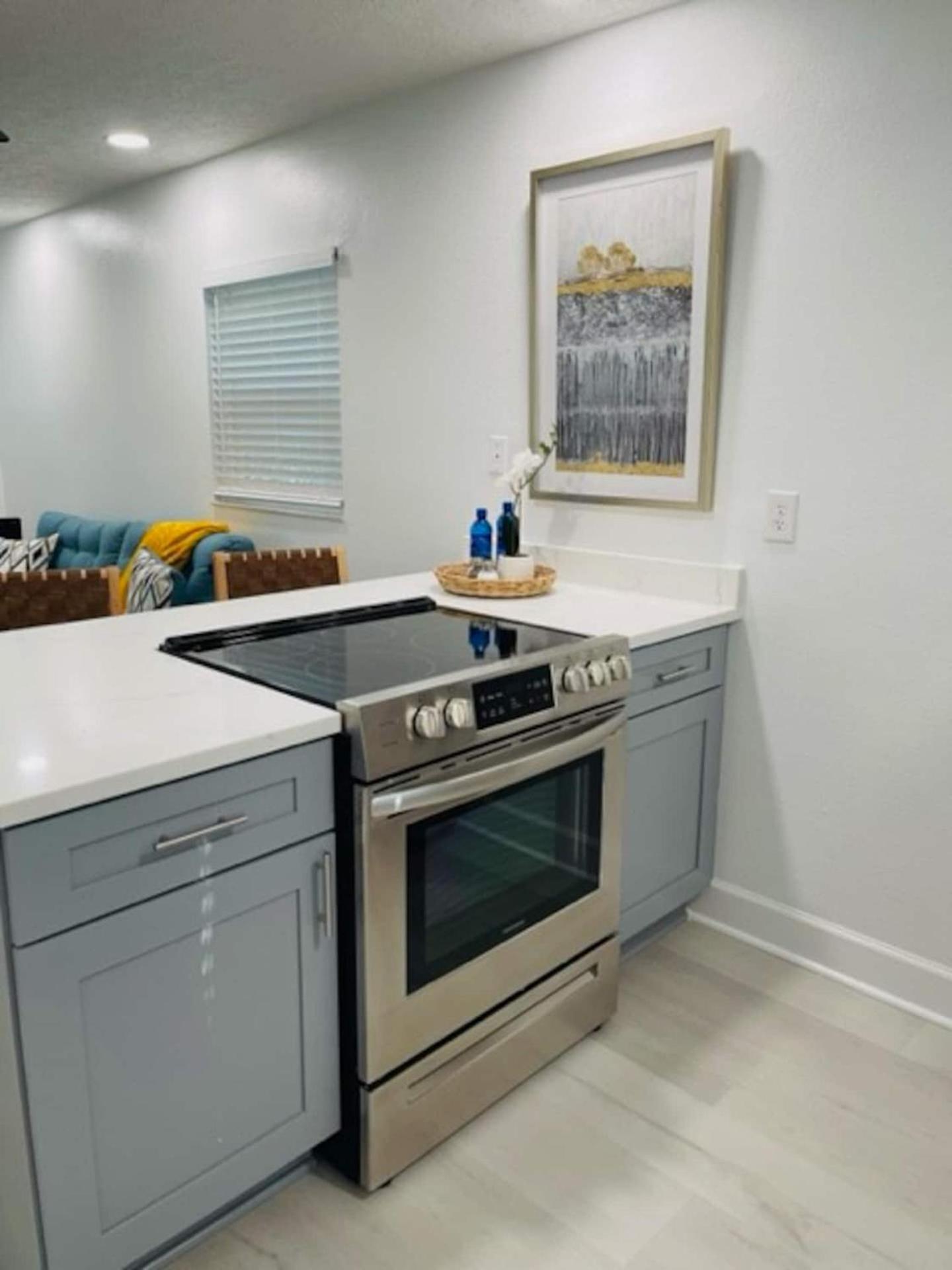 Walk Everywhere! 1-Bedroom Gem In Downtown Hub Нью-Порт-Річі Екстер'єр фото