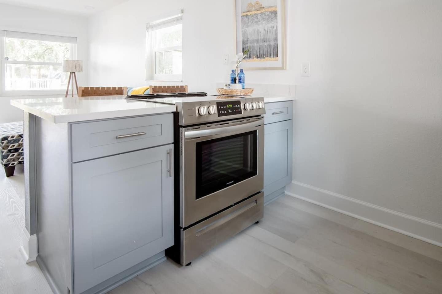Walk Everywhere! 1-Bedroom Gem In Downtown Hub Нью-Порт-Річі Екстер'єр фото